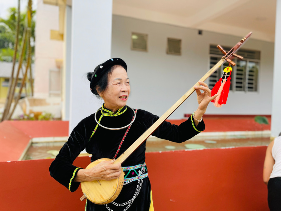Bà Thiều là người lặng thầm truyền lửa hát then truyền thống cho bao thế hệ con cháu trên quê hương thứ hai xã Ia Lâu. Ảnh: Mai Ka