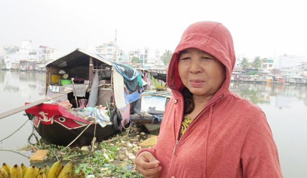 Bà Út bên con đò cũ kỹ đã theo vợ chồng bà hơn 30 năm thương hồ. Bà Út bên con đò cũ kỹ đã theo vợ chồng bà hơn 30 năm thương hồ.