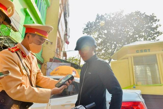 Lực lượng CSGT tăng cường xử lý vi phạm nồng độ cồn dịp tết Nguyên đán 2024 Lực lượng CSGT tăng cường xử lý vi phạm nồng độ cồn dịp tết Nguyên đán 2024
