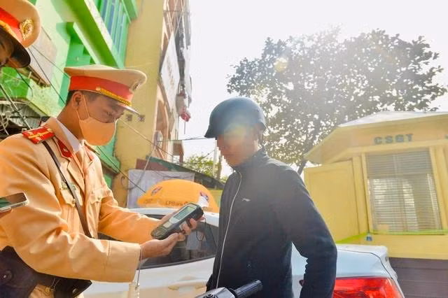 Lực lượng CSGT tăng cường xử lý vi phạm nồng độ cồn dịp tết Nguyên đán 2024