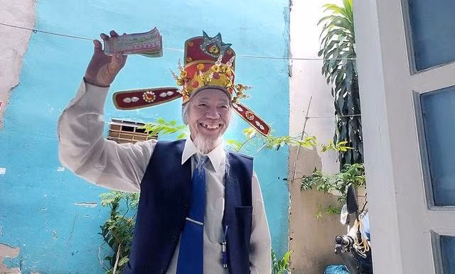 Mỗi sáng, ông Đoàn Văn Thái đi bán vé số và mua đồ ăn cho vợ