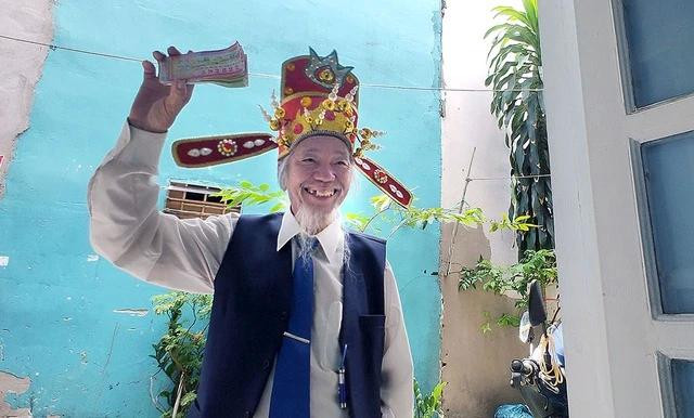 Mỗi sáng, ông Đoàn Văn Thái đi bán vé số và mua đồ ăn cho vợ Mỗi sáng, ông Đoàn Văn Thái đi bán vé số và mua đồ ăn cho vợ