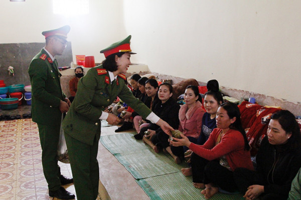 Những món quà ấm áp ngày Tết dành cho phạm nhân. Những món quà ấm áp ngày Tết dành cho phạm nhân.