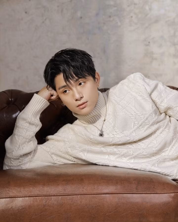 Sau khi nhóm Monstar tan rã, Grey D “tái ra mắt” ở vai trò ca sỹ solo. Anh được đánh giá là điểm sáng mới của nhạc Việt với tư duy làm nhạc độc đáo. Những ca khúc của anh ra mắt trong năm qua mang hơi thở R&amp;B thơ mộng, tinh tế, tiệm cận xu hướng quốc tế. Năm 2023, sản phẩm "Đưa em về nhà" của chàng ca sĩ sinh năm 2000 này đã nhận được giải "Ca khúc được yêu thích trên radio" tại Làn Sóng Xanh.