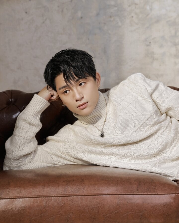 Sau khi nhóm Monstar tan rã, Grey D “tái ra mắt” ở vai trò ca sỹ solo. Anh được đánh giá là điểm sáng mới của nhạc Việt với tư duy làm nhạc độc đáo. Những ca khúc của anh ra mắt trong năm qua mang hơi thở R&amp;B thơ mộng, tinh tế, tiệm cận xu hướng quốc tế. Năm 2023, sản phẩm &quot;Đưa em về nhà&quot; của chàng ca sĩ sinh năm 2000 này đã nhận được giải &quot;Ca khúc được yêu thích trên radio&quot; tại Làn Sóng Xanh.