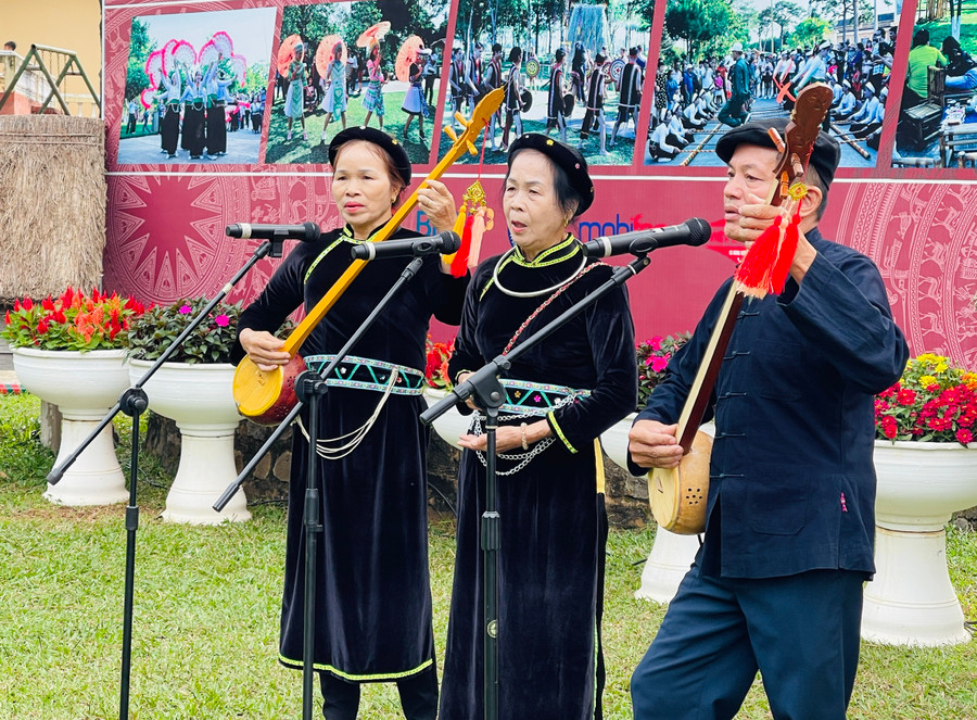 Bà Đinh Thị Thiều (đứng giữa) biểu diễn hát then tại một sự kiện văn hóa của tỉnh. Ảnh: M.K