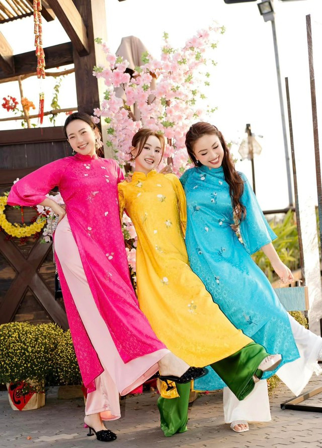 Bộ ba: Vy Oanh, Phan Như Thảo, Vân Hugo diện áo dài đi dạo TP HCM trước thềm năm mới Bộ ba: Vy Oanh, Phan Như Thảo, Vân Hugo diện áo dài đi dạo TP HCM trước thềm năm mới