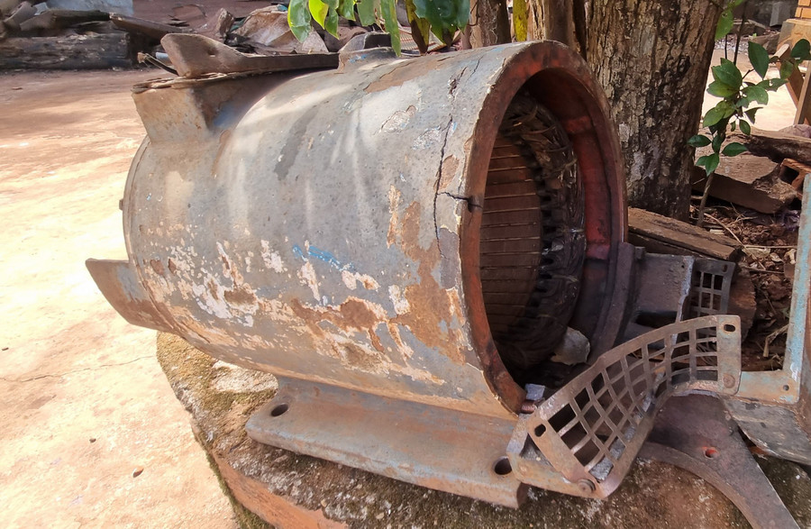 Một dinamo phát điện của máy bơm nước của người dân bị kẻ gian đập phá lấy trộm lõi đồng bên trong. Ảnh: K.P