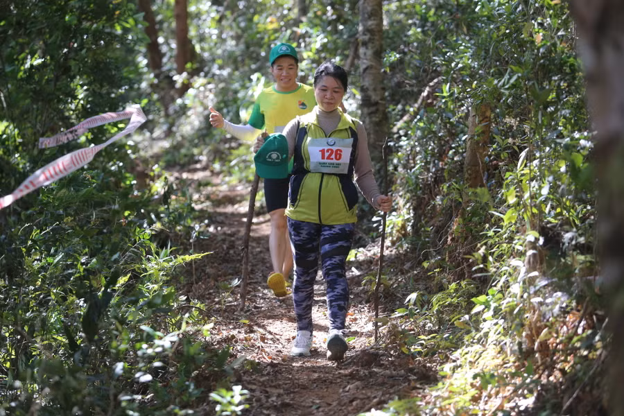 Cuộc thi leo núi Chinh phục đỉnh đá trắng ở Vườn quốc gia Kon Ka Kinh đã thu hút hàng trăm chân chạy. Ảnh: Văn Ngọc