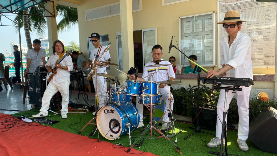 Ban nhạc đường phố biểu diễn chào đón du khách Ban nhạc đường phố biểu diễn chào đón du khách