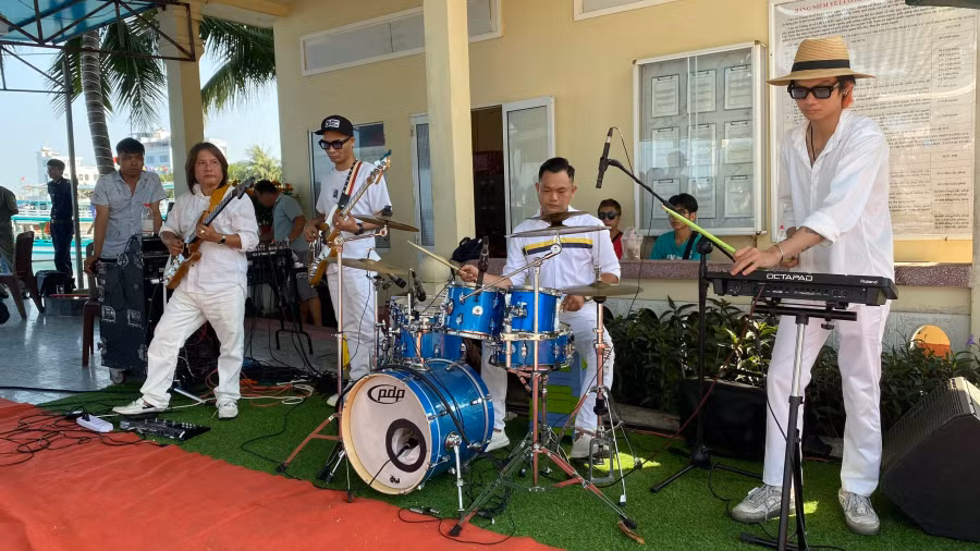 Ban nhạc đường phố biểu diễn chào đón du khách