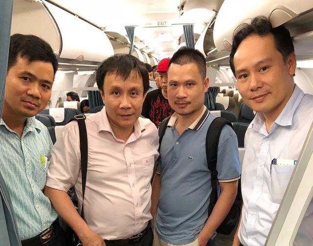Giáo sư - tiến sĩ Phạm Như Hiệp (thứ 2 từ trái sang) trong lần xin nghỉ họp Quốc hội đột xuất để tham gia phẫu thuật lấy tim và vận chuyển về Huế . Ảnh: GS PHẠM NHƯ HIỆP CUNG CẤP Giáo sư - tiến sĩ Phạm Như Hiệp (thứ 2 từ trái sang) trong lần xin nghỉ họp Quốc hội đột xuất để tham gia phẫu thuật lấy tim và vận chuyển về Huế . Ảnh: GS PHẠM NHƯ HIỆP CUNG CẤP