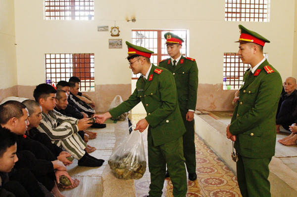 Trại tạm giam Công an tỉnh phát bánh chưng cho phạm nhân. Trại tạm giam Công an tỉnh phát bánh chưng cho phạm nhân.