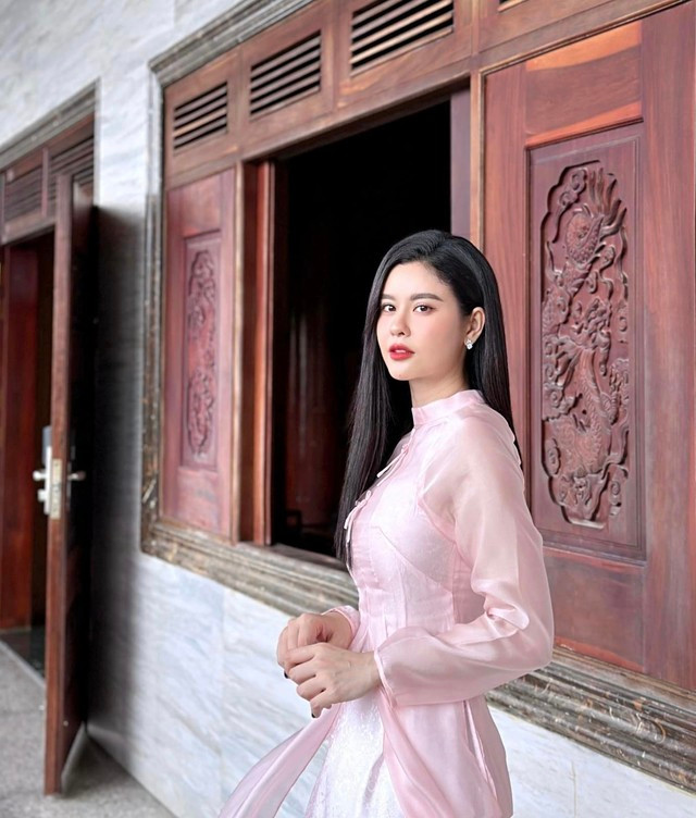 Vẻ dịu dàng của Trương Quỳnh Anh khi chuyển sang áo dài màu sắc nhu hòa hơn Vẻ dịu dàng của Trương Quỳnh Anh khi chuyển sang áo dài màu sắc nhu hòa hơn