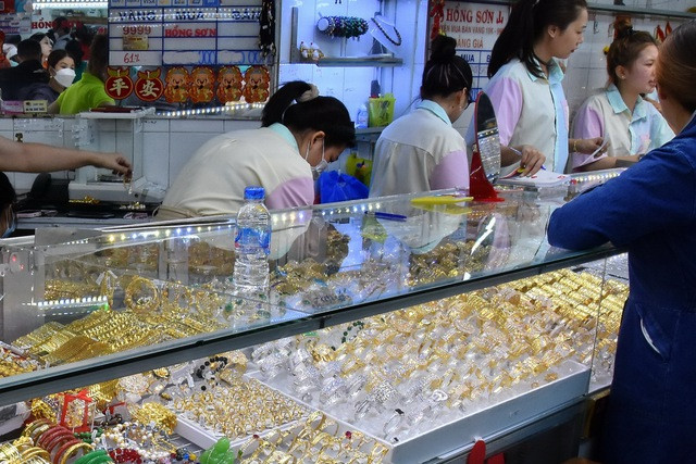 Giá vàng hôm nay của thế giới đi xuống. Giá vàng hôm nay của thế giới đi xuống.