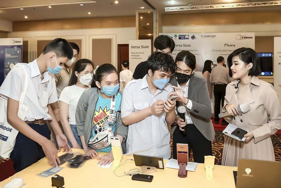 Người khiếm thị trải nghiệm một ứng dụng hỗ trợ. Ảnh: Thanh Vũ/TTXVN Người khiếm thị trải nghiệm một ứng dụng hỗ trợ. Ảnh: Thanh Vũ/TTXVN