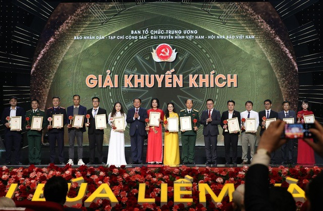 Ban Tổ chức trao giải Khuyến khích cho các tác giả, nhóm tác giả có tác phẩm đoạt giải. Ảnh: Nhật Bắc