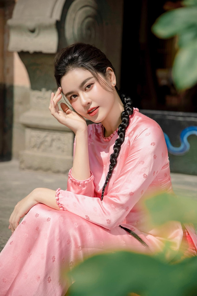 Nữ diễn viên, ca sĩ Trương Quỳnh Anh xinh đẹp với áo dài cho loạt ảnh Tết Nữ diễn viên, ca sĩ Trương Quỳnh Anh xinh đẹp với áo dài cho loạt ảnh Tết