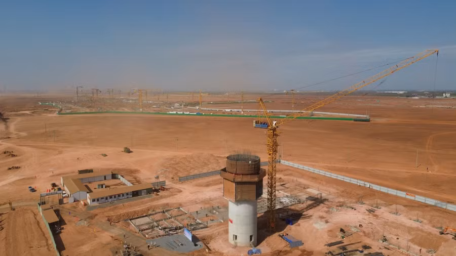 Tháp không lưu, được xem là "bộ óc" của sân bay Long Thành cũng hối hả thi công, làm việc xuyên tết