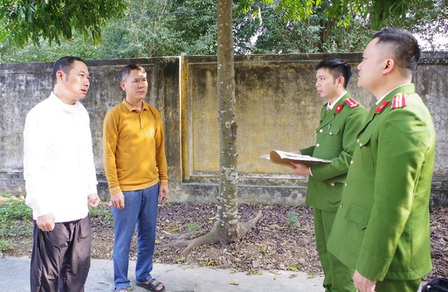 Lương Ngọc Tuấn và Ngô Văn Tuyến bị khởi tố, bắt giam vì mua bán hóa đơn trái phép, thực hiện hành vi trốn thuế hàng chục tỉ đồng. Ảnh: Công an Hà Nam