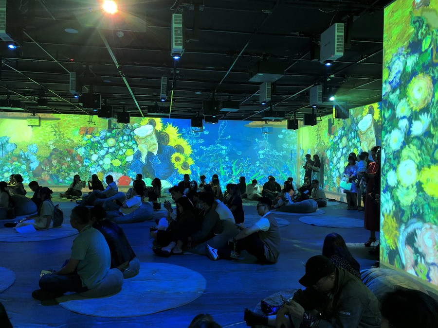 Khách tham quan triển lãm. Ảnh: Mỹ Phương/TTXVN