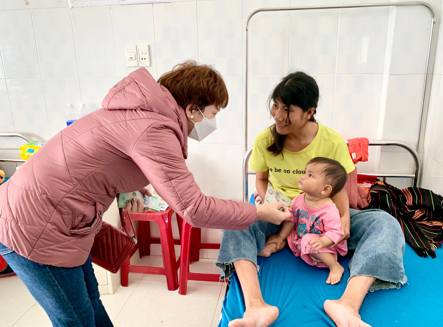 Đại diện Công ty TNHH Xuất nhập khẩu Hoa Trang Gia Lai trao quà cho bệnh nhân đang điều trị tại Bệnh viện Nhi tỉnh. Ảnh: Như Nguyện Đại diện Công ty TNHH Xuất nhập khẩu Hoa Trang Gia Lai trao quà cho bệnh nhân đang điều trị tại Bệnh viện Nhi tỉnh. Ảnh: Như Nguyện