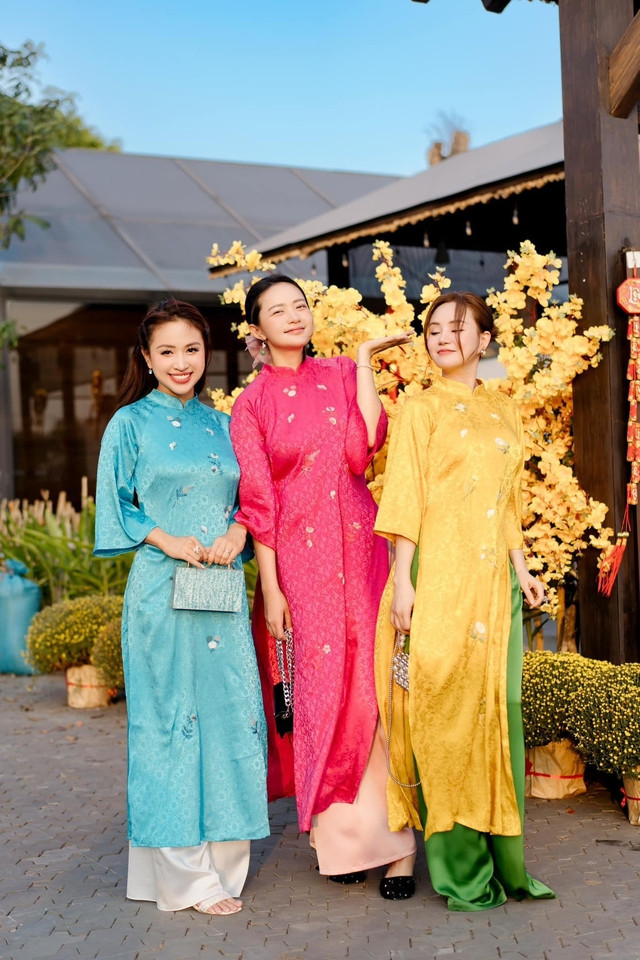 Cả ba khoe nhan sắc rạng ngời Cả ba khoe nhan sắc rạng ngời