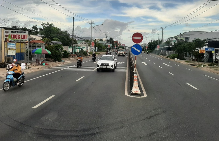 Phương tiện lưu thông trên một đoạn tuyến Quốc lộ qua địa bàn thành phố Cần Thơ. Ảnh: Việt Hùng/Vietnam+ Phương tiện lưu thông trên một đoạn tuyến Quốc lộ qua địa bàn thành phố Cần Thơ. Ảnh: Việt Hùng/Vietnam+