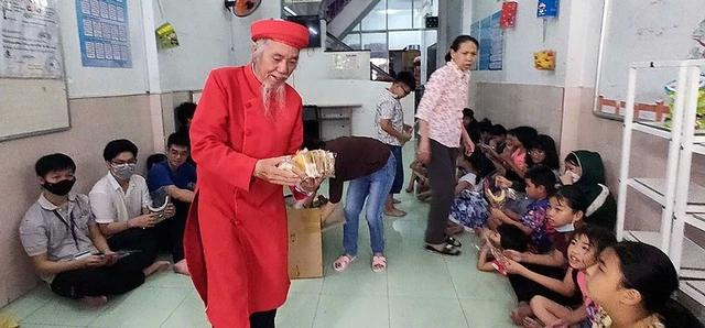 Ông Thái tặng quà Trung thu cho trẻ em tại Cơ sở bảo trợ xã hội Thảo Đàn, TP.HCM Ông Thái tặng quà Trung thu cho trẻ em tại Cơ sở bảo trợ xã hội Thảo Đàn, TP.HCM