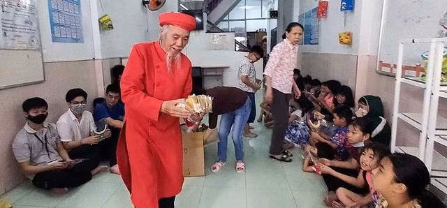 Ông Thái tặng quà Trung thu cho trẻ em tại Cơ sở bảo trợ xã hội Thảo Đàn, TP.HCM