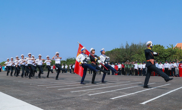 Lễ chào cờ thiêng liêng trên đảo Trường Sa Lớn. Lễ chào cờ thiêng liêng trên đảo Trường Sa Lớn.