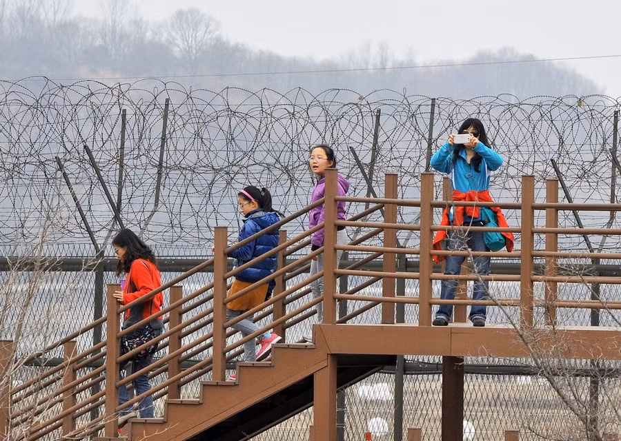 (Tư liệu) Khách du lịch tham quan Công viên hòa bình Imjingak gần Khu phi quân sự (DMZ) liên Triều, tại Paju, Hàn Quốc, ngày 5/4/2013. Ảnh: AFP/TTXVN
