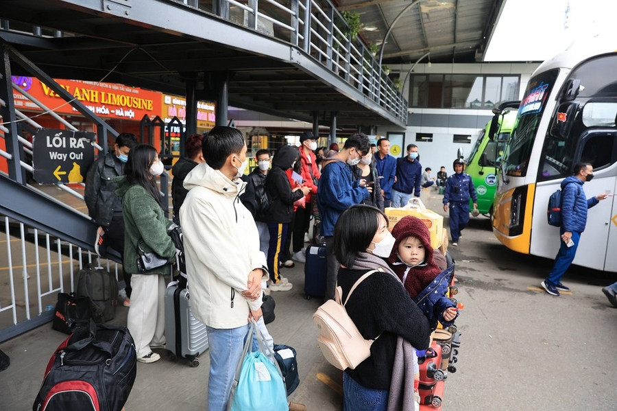 Người dân đón xe khách về quê nghỉ Tết Nguyên đán Giáp Thìn 2024. Ảnh: Hoài Nam/Vietnam+ Người dân đón xe khách về quê nghỉ Tết Nguyên đán Giáp Thìn 2024. Ảnh: Hoài Nam/Vietnam+