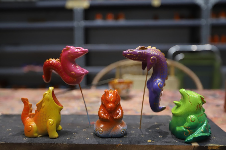 Theo các họa sĩ Gen Z chia sẻ, cả 5 chú rồng với màu sắc tươi mới cùng các tính cách, trạng thái, biểu cảm: bình thản, hạnh phúc, ngủ, ngáp, làm dáng hay khóc nhè… như những biểu cảm quen thuộc của mỗi chúng ta hàng ngày.