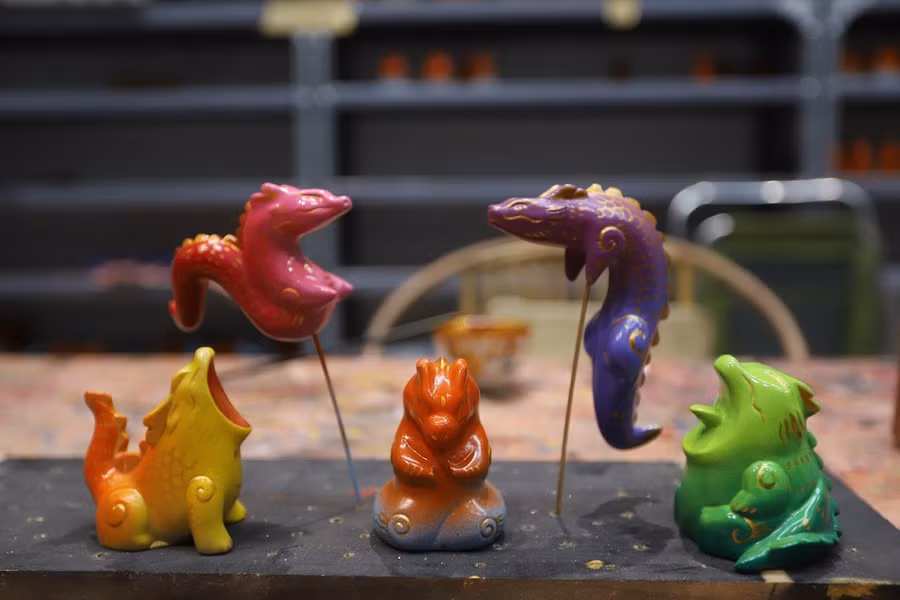 Theo các họa sĩ Gen Z chia sẻ, cả 5 chú rồng với màu sắc tươi mới cùng các tính cách, trạng thái, biểu cảm: bình thản, hạnh phúc, ngủ, ngáp, làm dáng hay khóc nhè… như những biểu cảm quen thuộc của mỗi chúng ta hàng ngày.