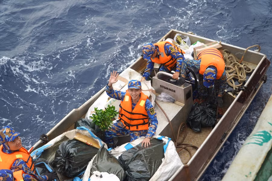Trần Công Đức vẫy tay chào trước khi lên nhà giàn.