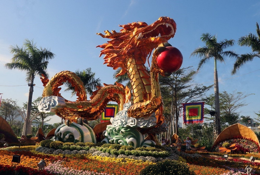 Linh vật rồng “Tọa sơn hướng hải” tựa mình vào núi, mặt hướng ra biển Đông quy tụ sinh khí Đất Trời. Ảnh: Xuân Triệu/TTXVN