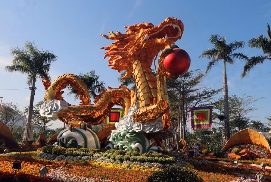 Linh vật rồng “Tọa sơn hướng hải” tựa mình vào núi, mặt hướng ra biển Đông quy tụ sinh khí Đất Trời. Ảnh: Xuân Triệu/TTXVN