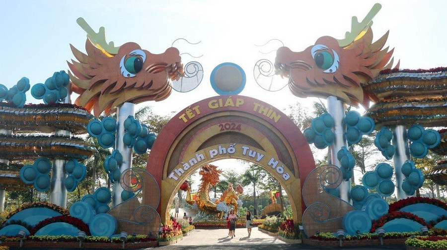 Cổng “Lưỡng long chầu nguyệt” tại đường hoa xuân Phú Yên. Ảnh: Xuân Triệu/TTXVN