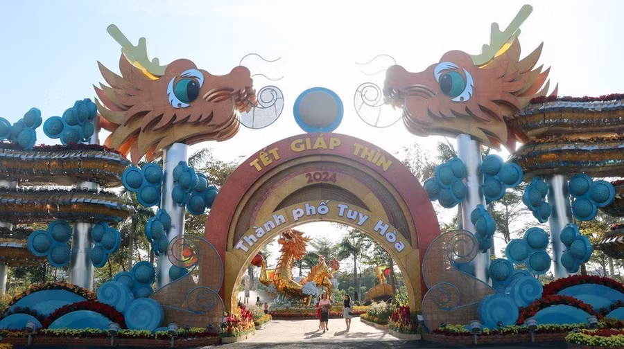 Cổng “Lưỡng long chầu nguyệt” tại đường hoa xuân Phú Yên. Ảnh: Xuân Triệu/TTXVN