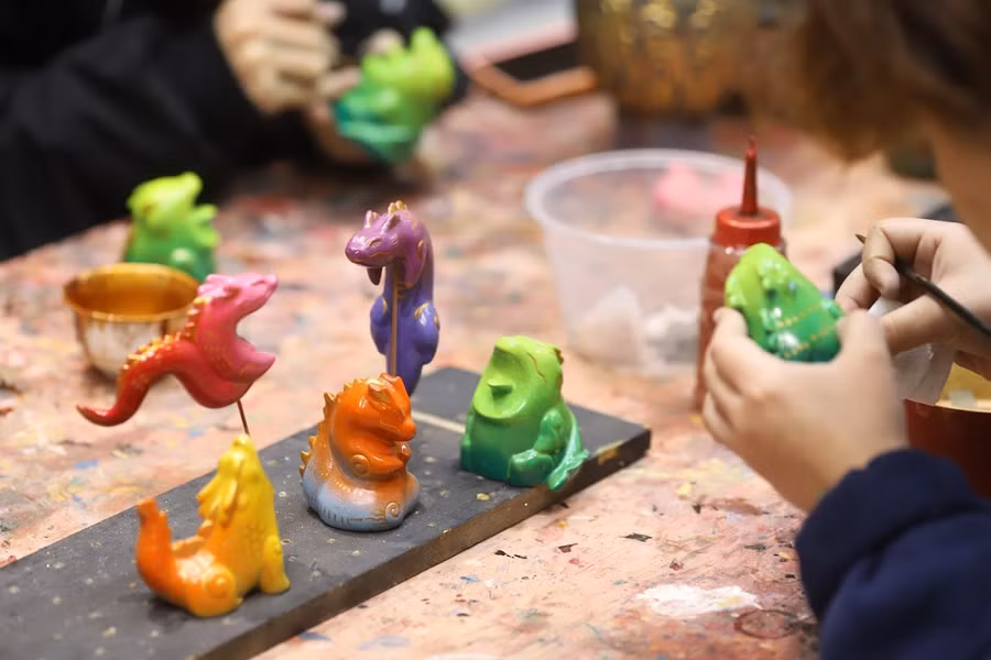 Chia sẻ với PV, họa sĩ trẻ Dương Đức Mạnh (đồng tác giả) của dự án cho biết ban đầu các bạn mất 3 tháng để phác thảo và lên ý tưởng. Một bộ được hoàn thiện sau nhiều công đoạn như phác thảo trên giấy, tạo hình bằng đất, thử nghiệm màu và chất liệu,...