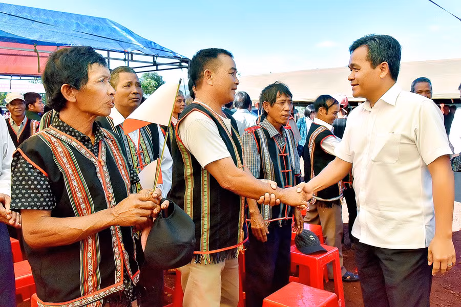 Ủy viên Ban Chấp hành Trung ương Đảng, Bí thư Tỉnh ủy, Chủ tịch HĐND tỉnh Hồ Văn Niên (bìa phải) dự Ngày hội Đại đoàn kết toàn dân tộc tại làng Kép 2, xã Ia Mơ Nông, huyện Chư Păh. Ảnh: Đ.T