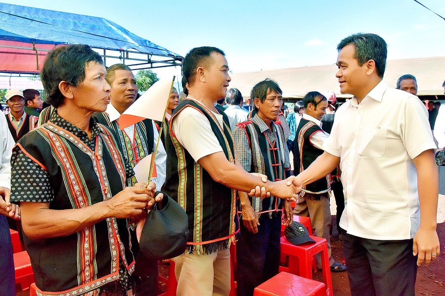 Ủy viên Ban Chấp hành Trung ương Đảng, Bí thư Tỉnh ủy, Chủ tịch HĐND tỉnh Hồ Văn Niên (bìa phải) dự Ngày hội Đại đoàn kết toàn dân tộc tại làng Kép 2, xã Ia Mơ Nông, huyện Chư Păh. Ảnh: Đ.T Ủy viên Ban Chấp hành Trung ương Đảng, Bí thư Tỉnh ủy, Chủ tịch HĐND tỉnh Hồ Văn Niên (bìa phải) dự Ngày hội Đại đoàn kết toàn dân tộc tại làng Kép 2, xã Ia Mơ Nông, huyện Chư Păh. Ảnh: Đ.T