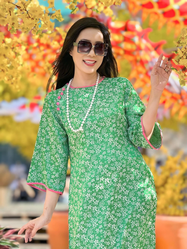 NSND Trịnh Kim Chi khoe ảnh với áo dài tại Nhà văn hóa Thanh Niên TP HCM NSND Trịnh Kim Chi khoe ảnh với áo dài tại Nhà văn hóa Thanh Niên TP HCM