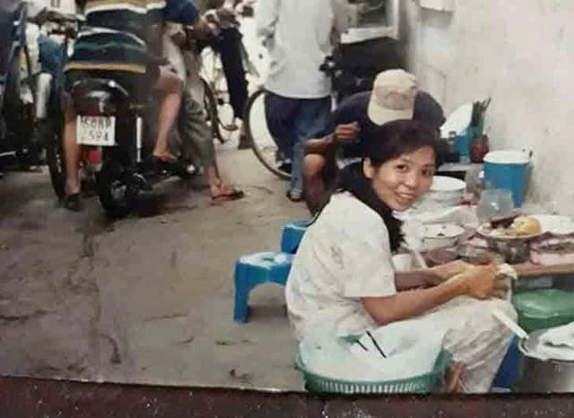 Chị Trà Dung 29 năm trước, khi bán nồi cháo nhỏ ở đầu hẻm lúc sa cơ lỡ vận
