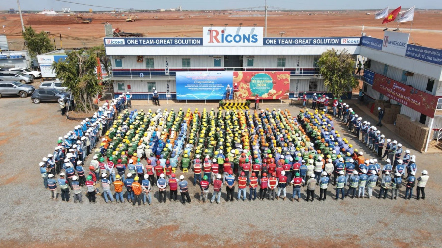 Nhà thầu chúc tết và động viên anh em kỹ sư, công nhân lao động xuyên tết Nhà thầu chúc tết và động viên anh em kỹ sư, công nhân lao động xuyên tết