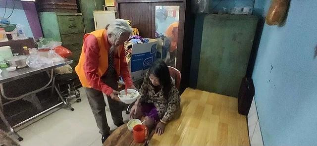 “Bà ơi, ăn bún nè!”. Hơn 4 năm nay, ông Thái chăm sóc người vợ bị bệnh thấp khớp và tiểu đường nặng “Bà ơi, ăn bún nè!”. Hơn 4 năm nay, ông Thái chăm sóc người vợ bị bệnh thấp khớp và tiểu đường nặng