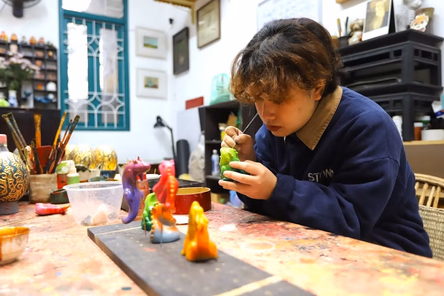 Nguồn cảm hứng được lấy từ trò chơi dân gian Tò He, bộ sưu tập sẽ có 2 chú tiểu long uốn lượn với biểu cảm ngộ nghĩnh, sau đó cắm trên que đồng và có thể bày tùy thích trên đế sơn mài, hoặc đặt ở bất kỳ đâu.