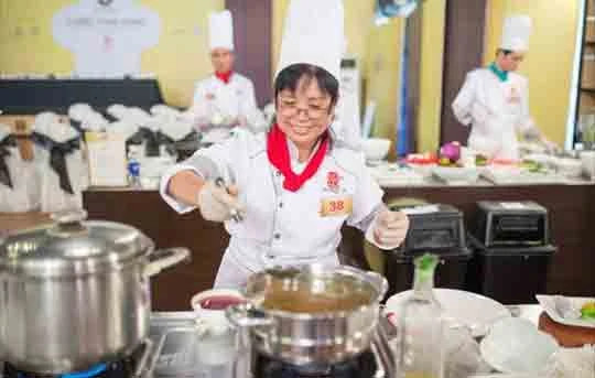 Chị Trà Dung trình diễn món phở tại Tuần lễ ẩm thực ASEAN 2018 ở Malaysia