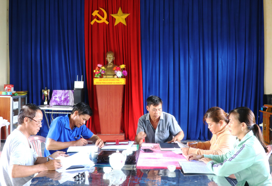 Chi ủy Chi bộ làng Krâu (xã Kông Lơng Khơng, huyện Kbang) họp chuẩn bị nội dung cho buổi sinh hoạt thường kỳ của Chi bộ. Ảnh: Ngọc Minh Chi ủy Chi bộ làng Krâu (xã Kông Lơng Khơng, huyện Kbang) họp chuẩn bị nội dung cho buổi sinh hoạt thường kỳ của Chi bộ. Ảnh: Ngọc Minh